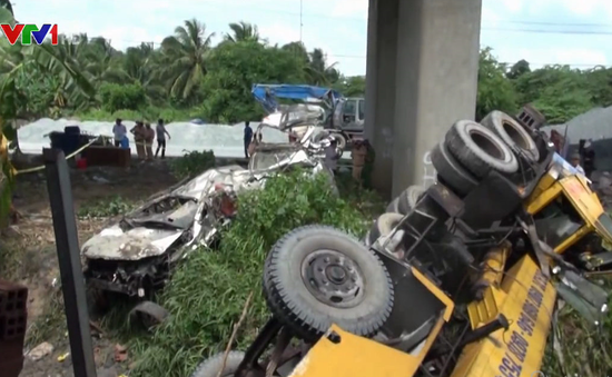 Vụ 2 ô tô rơi từ cầu Hàm Luông: Thêm 2 nạn nhân tử vong