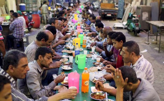 Bàn ăn dài... 3km trong dịp lễ Ramadan