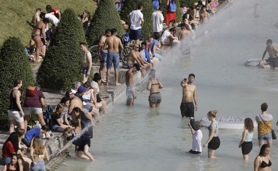 Người dân châu Âu tìm cách tránh nắng nóng