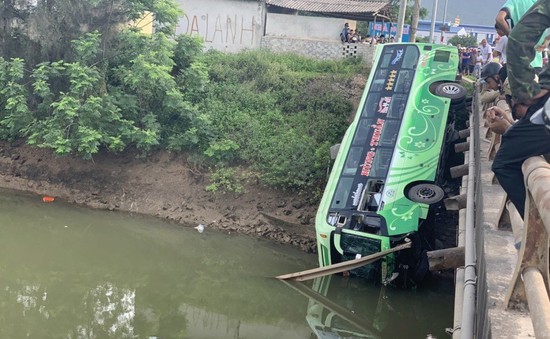 Xe khách lao xuống sông ở Thanh Hóa, nhiều người thương vong