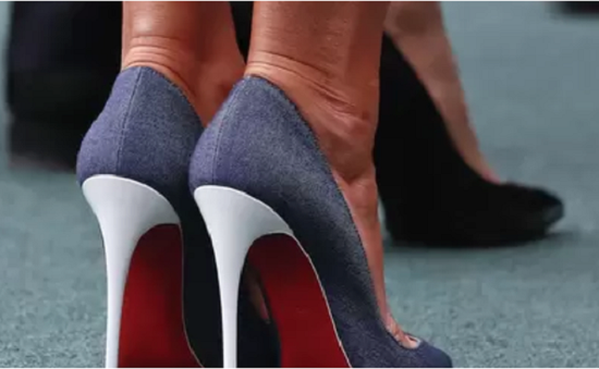 Phụ nữ Nhật Bản phản đối quy định bắt buộc đi giày cao gót