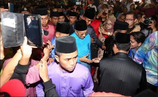Hàng nghìn người dân Malaysia đổ về dinh Thủ tướng đón Tết Hồi giáo