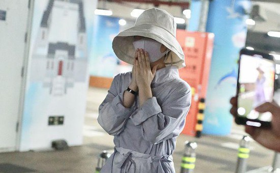 Triệu Lệ Dĩnh xuất hiện tại sân bay sau nhiều tháng nghỉ sinh