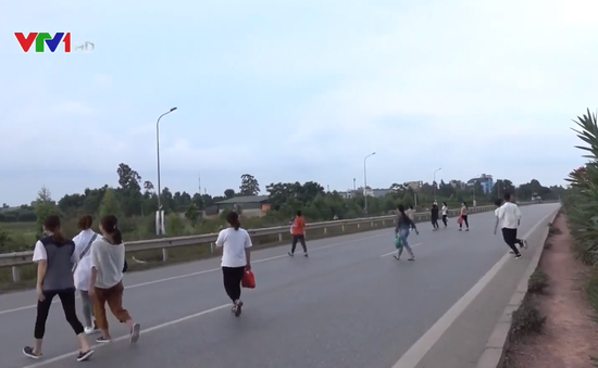 Bất chấp nguy hiểm, nhiều người vẫn đi bộ băng qua cao tốc Hà Nội - Bắc Giang
