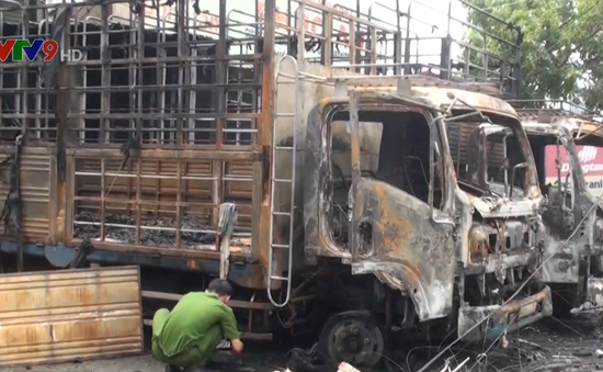 Đồng Nai: 2 xe ô tô tải bị lửa thiêu rụi