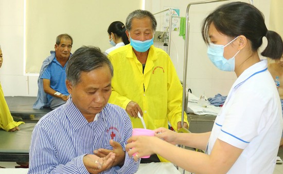 Giúp y sĩ người Lào chiến thắng bệnh lao phổi
