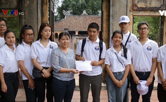 Thanh niên kiều bào thăm và tặng quà mẹ Việt Nam anh hùng tại tỉnh Quảng Nam