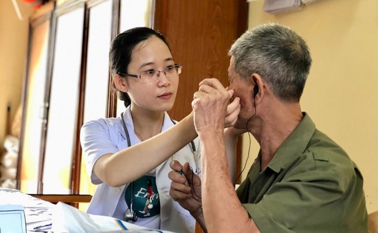Khám, cấp phát thuốc miễn phí cho người cao tuổi tại Hà Nam