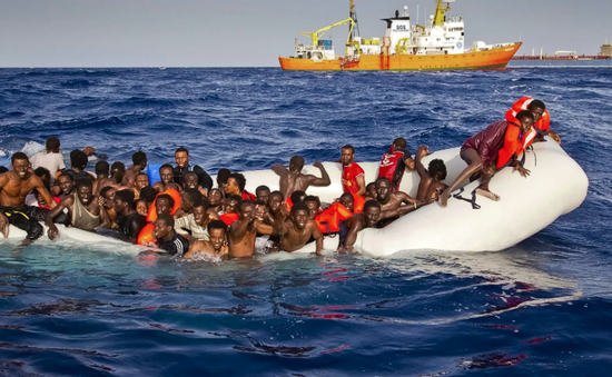 Chìm tàu chở dân tị nạn tại Libya, hơn 100 người mất tích