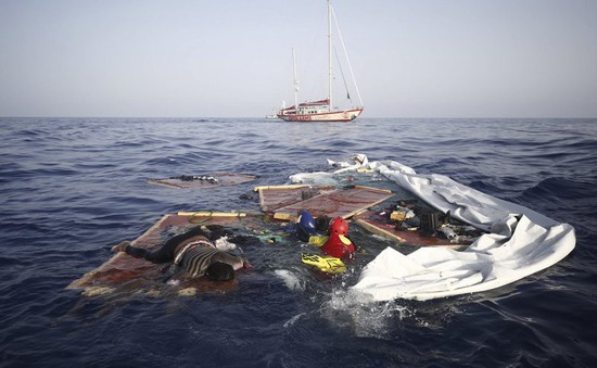 Trục vớt hàng chục thi thể trong vụ đắm tàu tại Libya