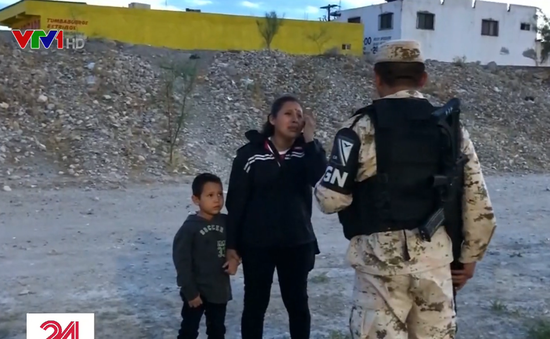 Người mẹ di cư khóc nức nở cầu xin lính Mexico cho vượt biên sang Mỹ