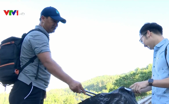 Người đàn ông nhặt rác trên bán đảo Sơn Trà