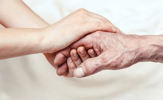 Phòng ngừa bệnh run chân tay ở người cao tuổi