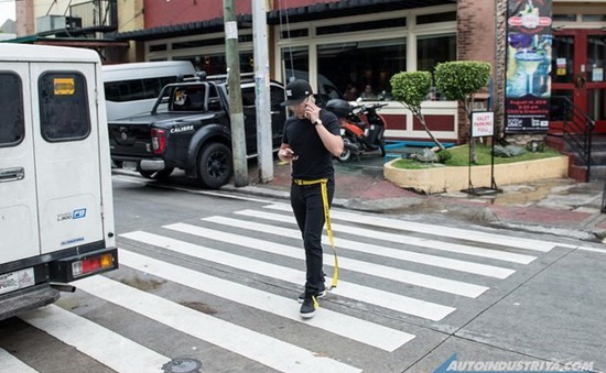 Philippines cấm sử dụng thiết bị điện tử khi đi bộ trên đường phố