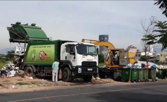 Xử lý việc ngăn chặn xe rác vào bãi rác Khánh Sơn