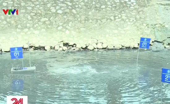 Sông Tô Lịch nước trong, nhìn rõ đáy bùn phân hủy nhờ công nghệ Nhật Bản