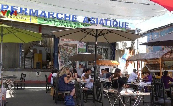 Mở nhà hàng ngoài trời dịp hè để phục vụ kiều bào tại Pháp