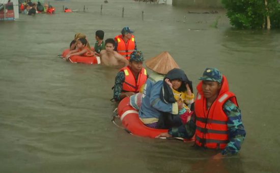 Bộ Tư lệnh vùng 5 Hải quân hỗ trợ người dân trong mưa lũ