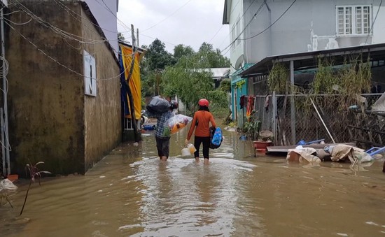 Người dân Phú Quốc dọn dẹp nhà cửa sau trận lụt lịch sử