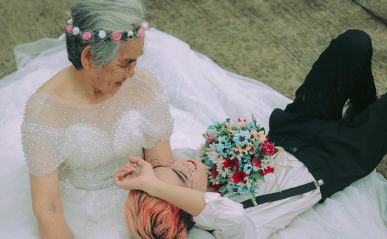 Xúc động với chàng trai 10X hóa chú rể giúp bà nội 88 tuổi làm cô dâu