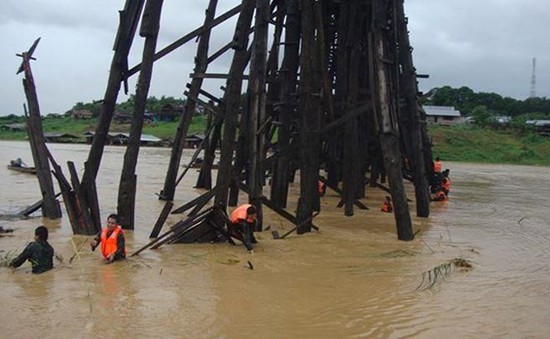Cầu gỗ dài nhất của Thái Lan có nguy cơ sập do mưa lũ