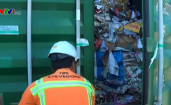Indonesia gửi trả 8 container rác thải về Australia
