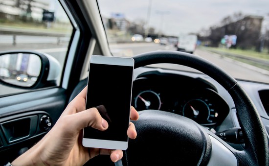 Anh siết chặt quy định cấm tài xế sử dụng điện thoại