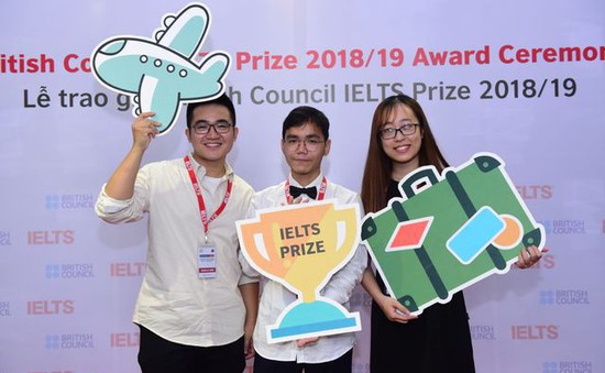 Ba thí sinh Việt Nam xuất sắc nhận Học bổng IELTS Prize