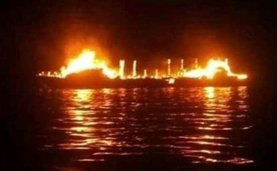 Tàu bốc cháy ở ngoài khơi Indonesia, ít nhất 7 người thiệt mạng