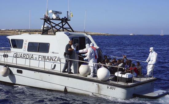 Tây Ban Nha cho phép tàu nhân đạo cùng người di cư cập cảng
