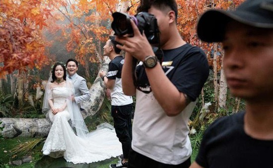 "Chán" chụp ảnh ngoại cảnh, giới trẻ Trung Quốc "đổ xô" tới các studio chụp ảnh cưới