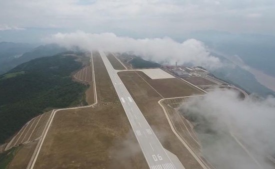 Trung Quốc mở cửa sân bay “nằm trên biển mây”