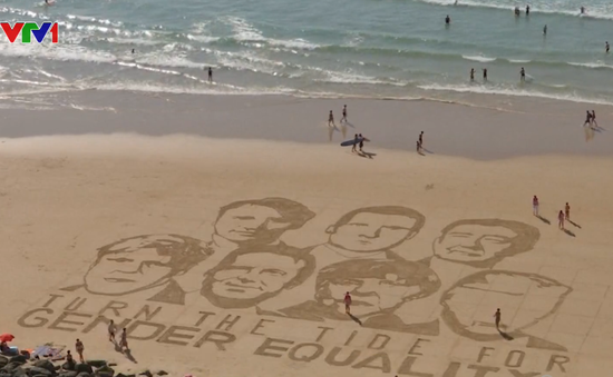 Độc đáo bức tranh cát vẽ chân dung các nhà lãnh đạo G7