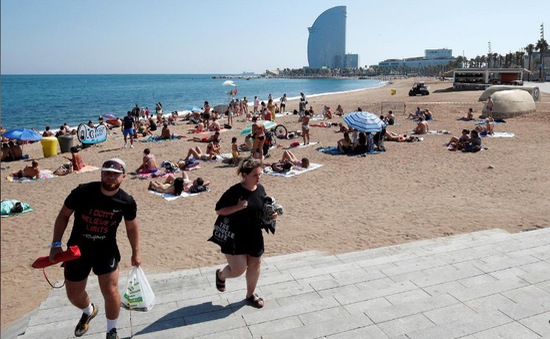Sơ tán bãi biển tại Barcelona, Tây Ban Nha do phát hiện bom