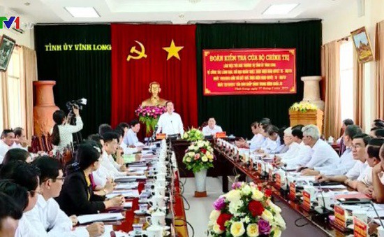 Đồng chí Nguyễn Văn Bình làm việc tại Vĩnh Long