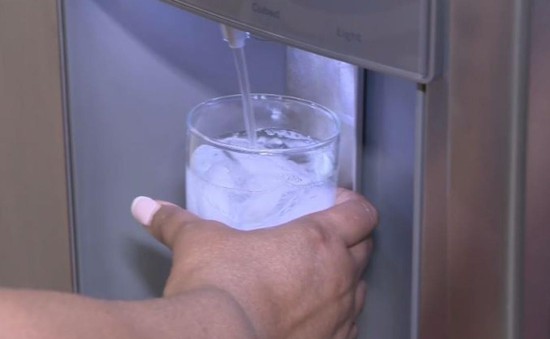 Bê bối nước nhiễm chì tại Mỹ, người dân buộc phải dùng nước đóng chai