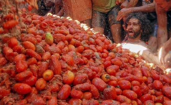"Biển cà chua" đỏ rực rại lễ hội La Tomatina