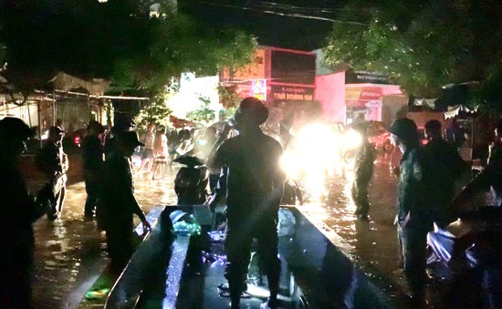 500 hộ dân Phú Quốc phải sơ tán vì ngập