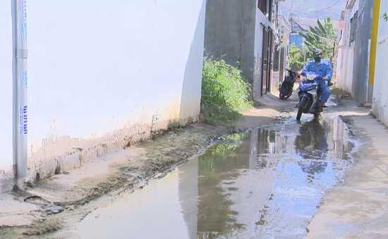 Phố phường ngập nước giữa mùa nắng nóng