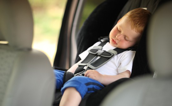 Trẻ bị bỏ quên trong xe ô tô có thể chết vì sốc nhiệt