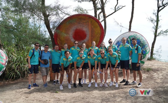 VTV Cup 2019: Đội Australia hoàn thành thử thách vẽ tranh tại làng bích họa Tam Thanh