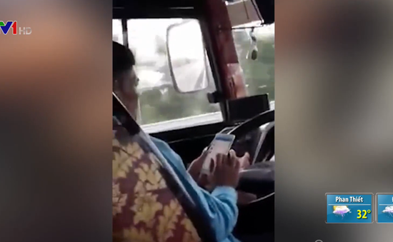 Nguy hiểm tài xế xe khách vừa lái xe vừa xem điện thoại