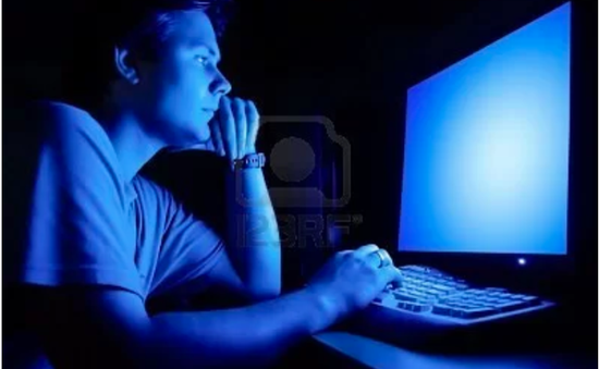 Ánh sáng xanh từ thiết bị điện tử ảnh hưởng đến giấc ngủ