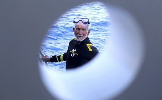 Cụ ông 96 tuổi lập kỷ lục lặn thế giới