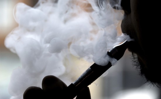 Tổng thống Mỹ tuyên bố sớm ban hành cấm thuốc lá điện tử