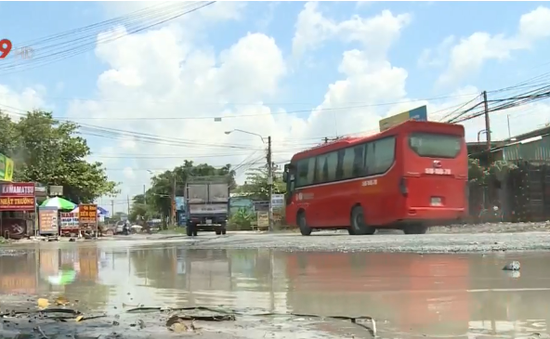 Quốc lộ 54 qua tỉnh Vĩnh Long luôn lênh láng nước dù trời không mưa