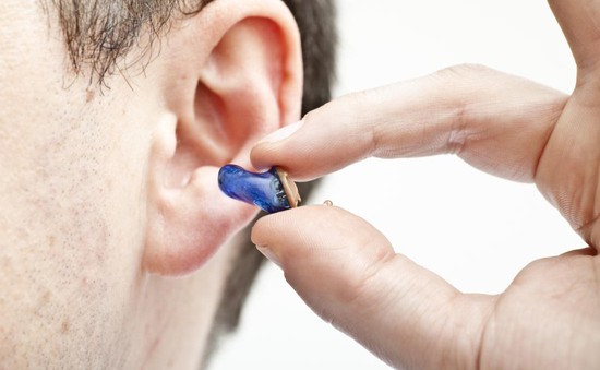 Sử dụng máy trợ thính giúp giảm nguy cơ mắc chứng mất trí nhớ và trầm cảm