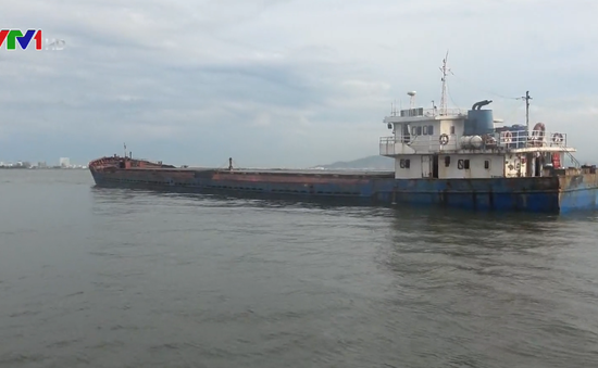 Cảnh sát biển thu giữ hơn 2.500 tấn than cám không rõ nguồn gốc