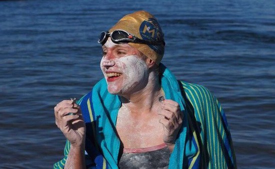 Nữ bệnh nhân ung thư lập kỷ lục bơi 4 lần không nghỉ qua eo biển Manche