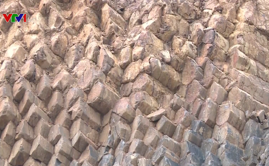 Phát hiện thêm nhiều vách đá tương tự Ghềnh Đá Dĩa Phú Yên